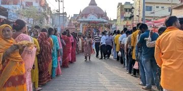 घटस्थापनाको अवसरमा वीरगंजस्थित प्रसिद्ध गहवामाइ मन्दिरमा भक्तजनको उल्लेखनीय भिड