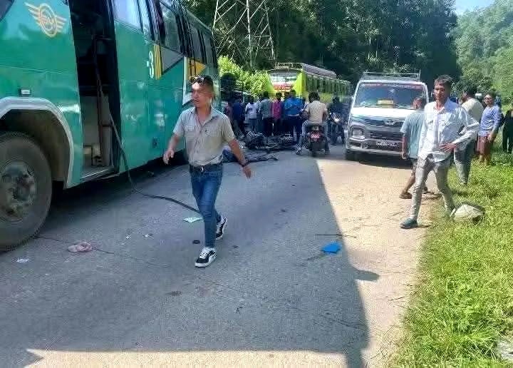 मकवानपुरको चुरियामाईमा बस दुर्घटना, बाइकमा सवार २ को मृत्यु, दर्जनौं घाइते