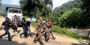 अवरुद्ध मेची राजमार्गमा बिरामी बोकेर सुरक्षाकर्मीको उद्धार