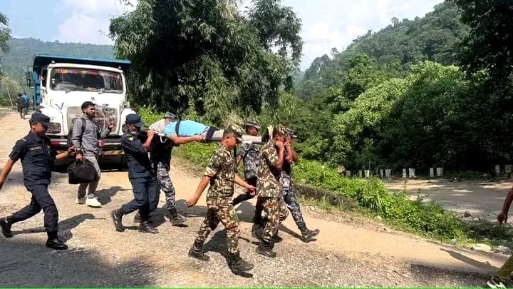 अवरुद्ध मेची राजमार्गमा बिरामी बोकेर सुरक्षाकर्मीको उद्धार