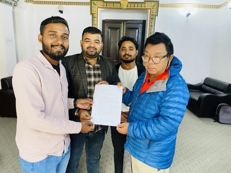 पर्साका युवाहरूले शिक्षा मन्त्री महाबीर पुनसँग भेटघाट