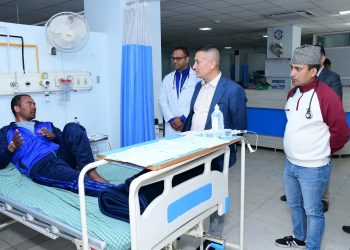 डोल्पामा अत्याधिक हिमपातका कारण घाइते प्रहरीको सेनाको हेलिकप्टरमार्फत उद्धार