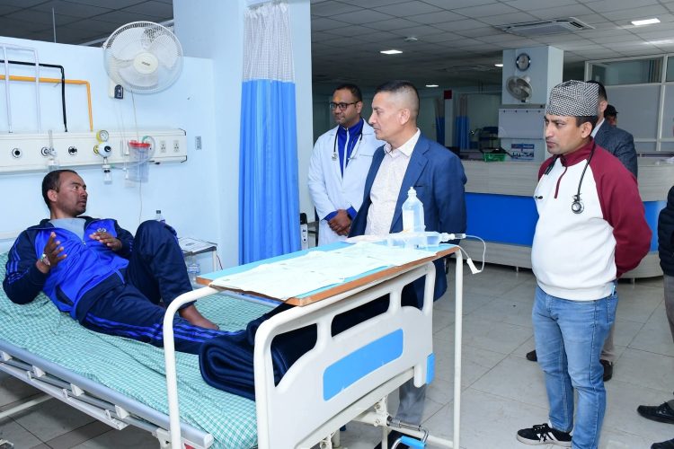 डोल्पामा अत्याधिक हिमपातका कारण घाइते प्रहरीको सेनाको हेलिकप्टरमार्फत उद्धार