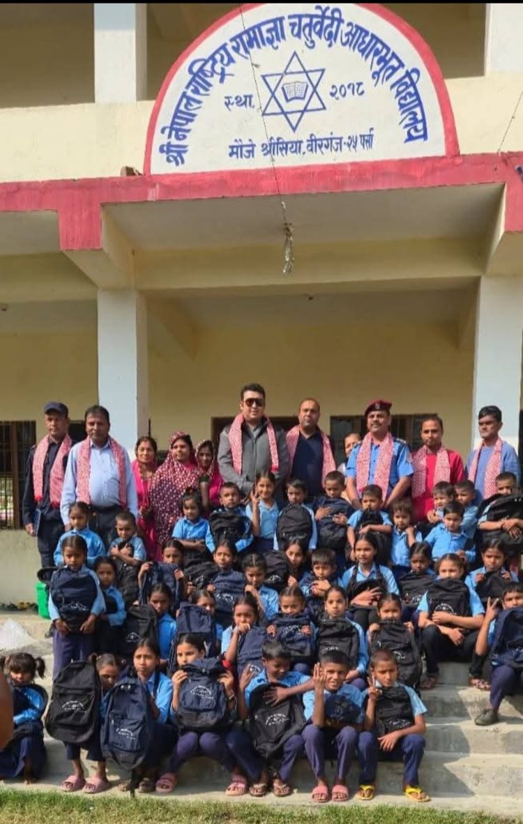 बिरगंज मैजे श्रीसिया वार्ड २५ मा विद्यार्थीहरूलाई विद्यालय सामग्री वितरण