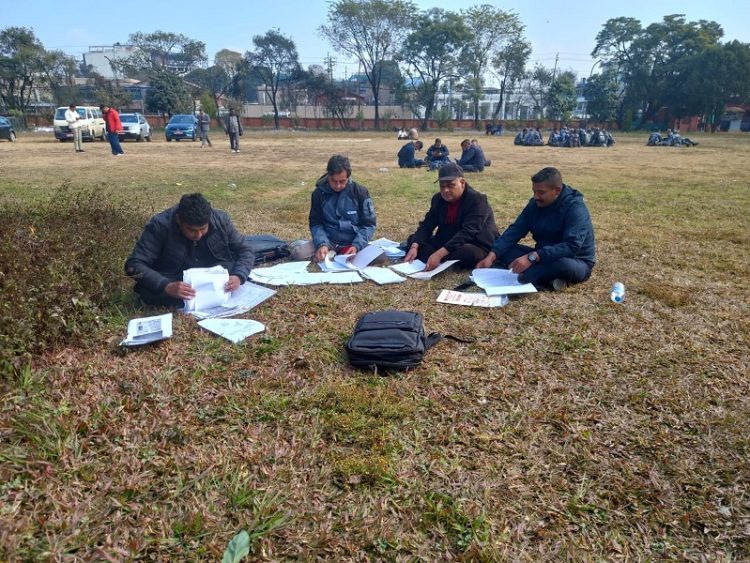 समानुपातिक बन्दसूची बुझाउने अन्तिम दिन, निर्वाचन आयोगमा दलहरूको भीड