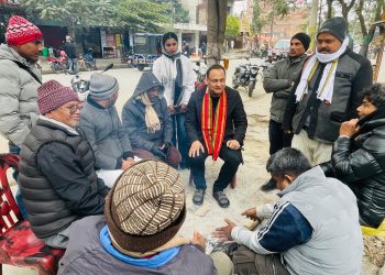 चितवनमा चिसो छल्दै स्थानीयसँग छलफल : पूर्व आइजिपी सर्वेन्द्र खनाल