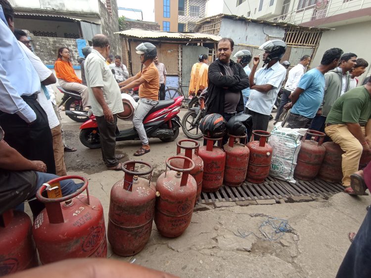 अब खाना पकाउने ग्यास आधा सिलिन्डर मात्रै पाइने