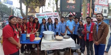 खाजाको पैसा बचत गरेर असहायलाई खाना खुवाउँदै वीरगंजका विद्यार्थी