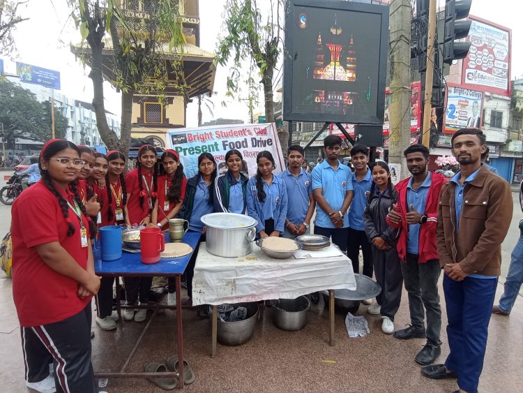 खाजाको पैसा बचत गरेर असहायलाई खाना खुवाउँदै वीरगंजका विद्यार्थी